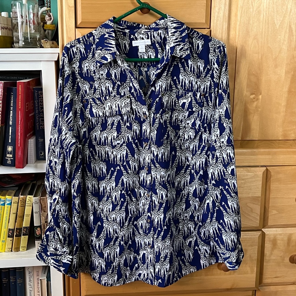 Removing 8/22Giraffe button up blouse